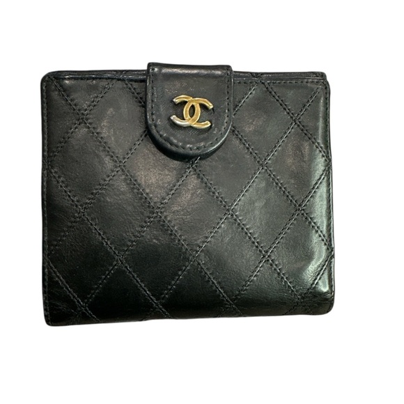 291. Chanel Black Leather compact wallet - Picture 2 of 8